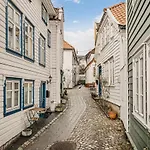 Old Town Modern 2br *